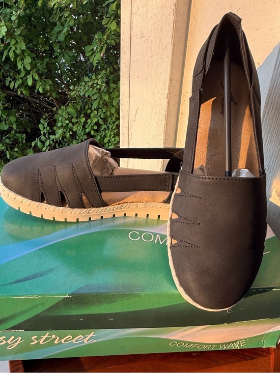 easy street Shoes - NEW Easy Street “Bugsy” Black Slip-On Casual Loafers with White Sole - Size 8